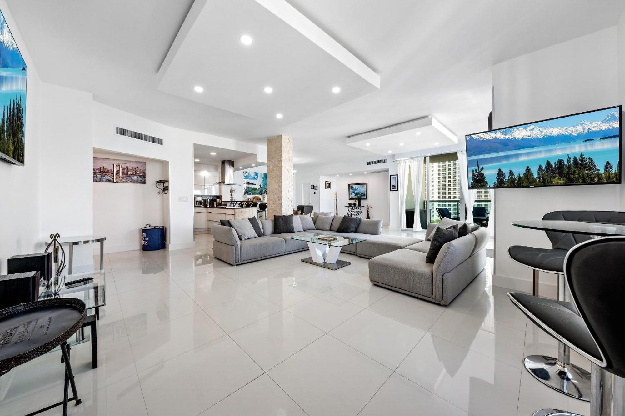 Oceanfront Luxury Penthouse On The 3 Bedroom Apartment