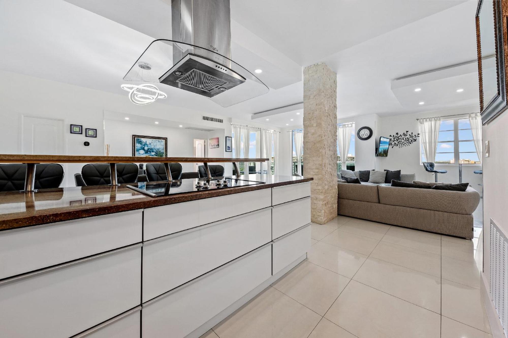 Oceanfront Luxury Penthouse On The 3 Bedroom Apartment *