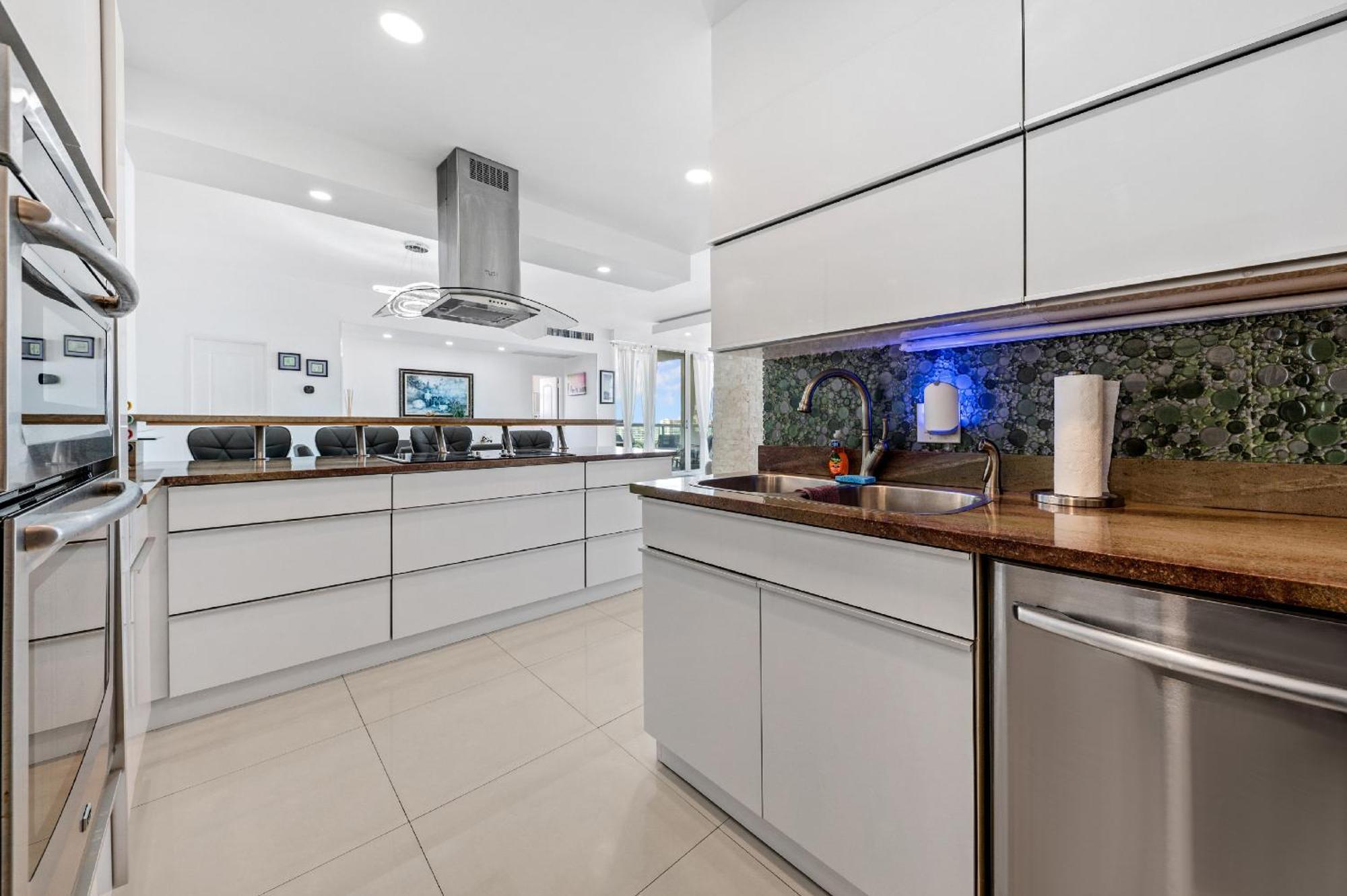 Apartment Oceanfront Luxury Penthouse On The 3 Bedroom