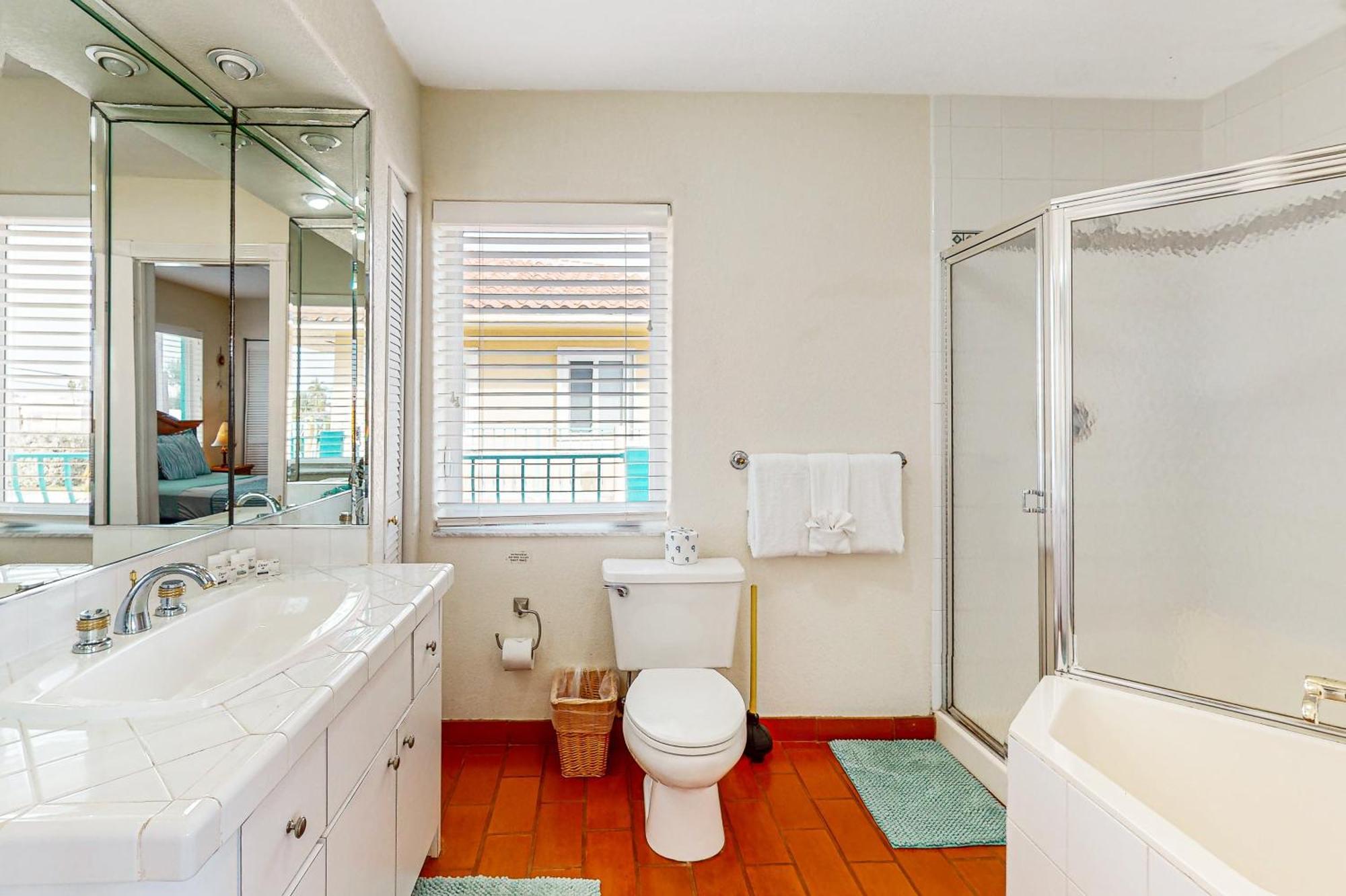 Breezy Palms & Tropical Charm Holiday home *