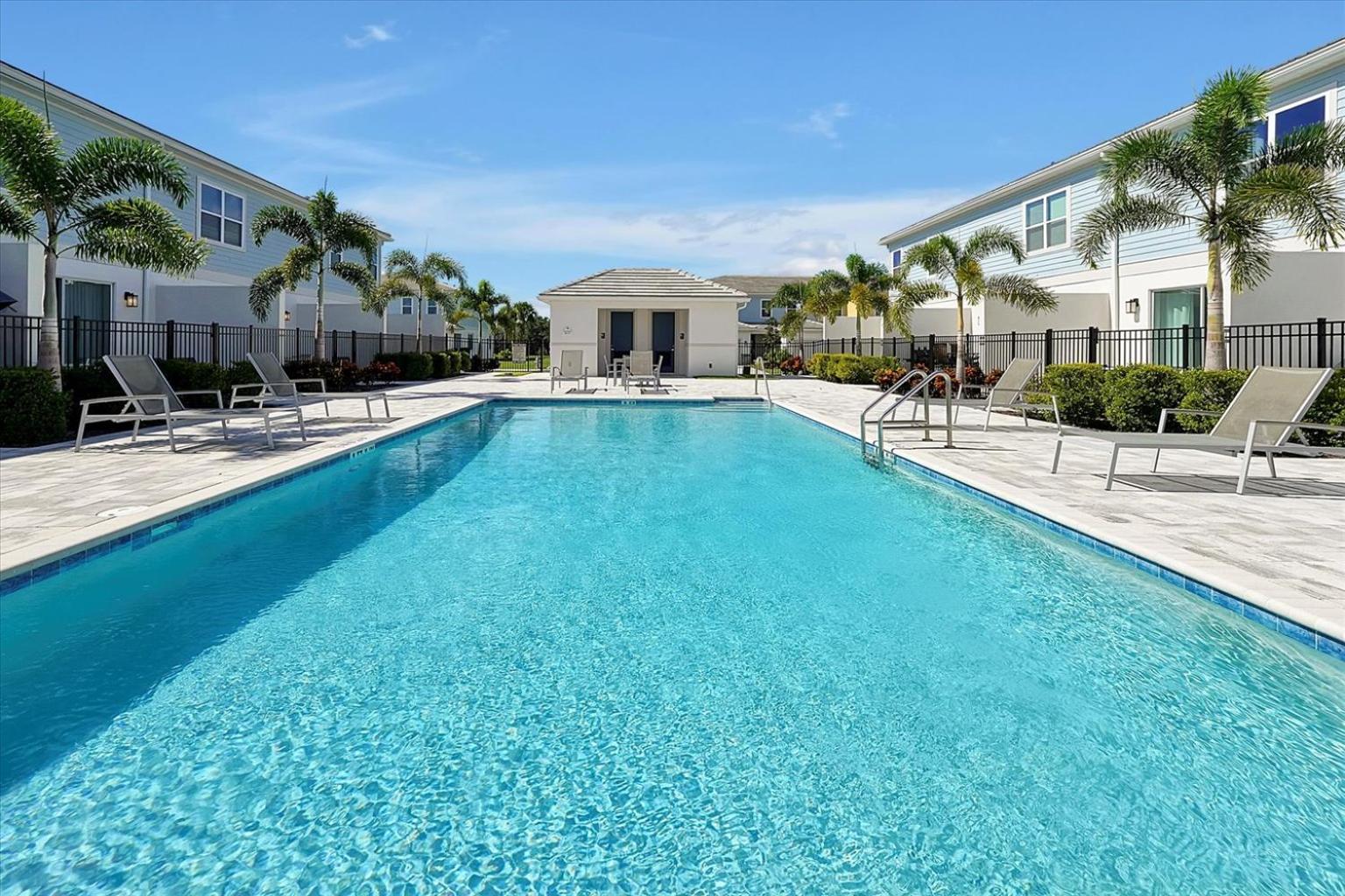 Cozy 3 Bedroom Townhouse Near W/ Patio * Kissimmee