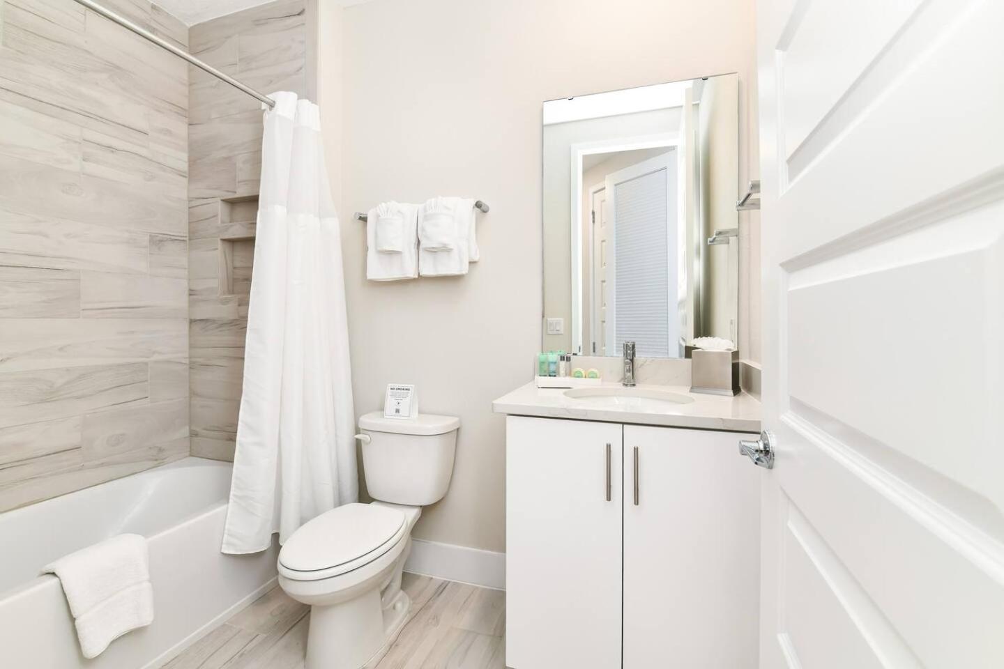 Cozy 3 Bedroom Townhouse Near W/ Patio *