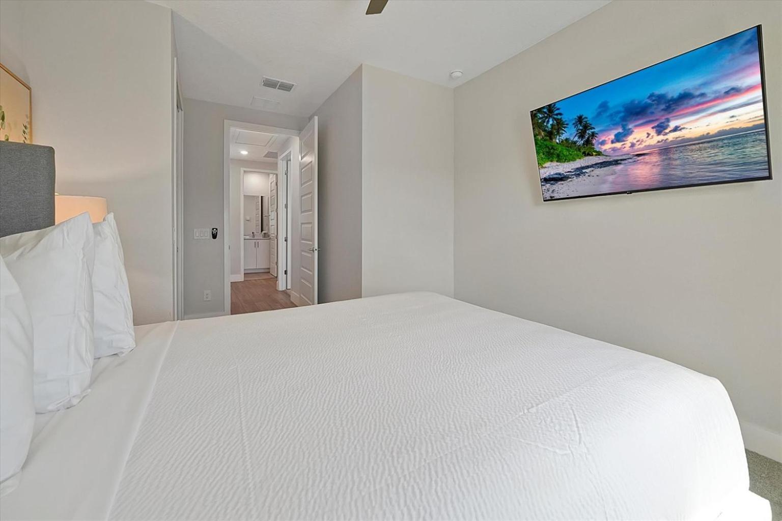 Cozy 3 Bedroom Townhouse Near W/ Patio *