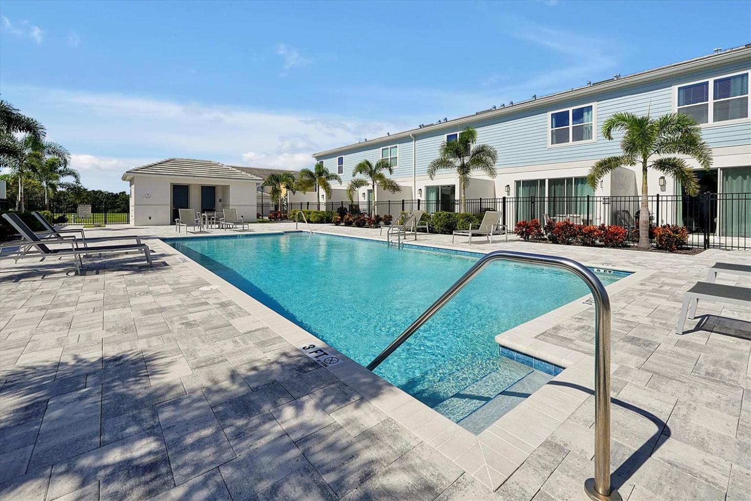 Cozy 3 Bedroom Townhouse Near W/ Patio Holiday home