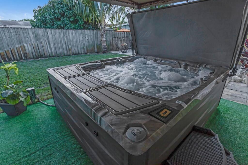 7-person Luxury Spa, Fenced Paradise, Vibes