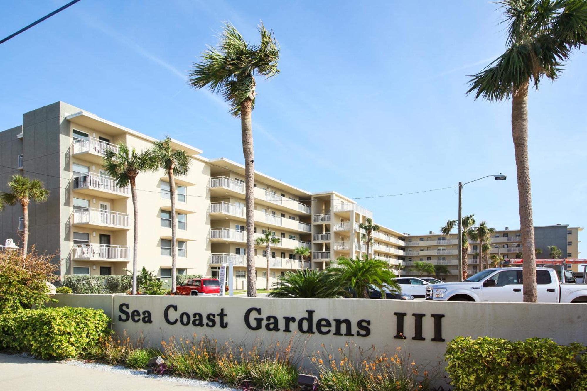 Fabulous Ocean And Pool Views From Balcony & Located On No-drive Holiday home New Smyrna Beach