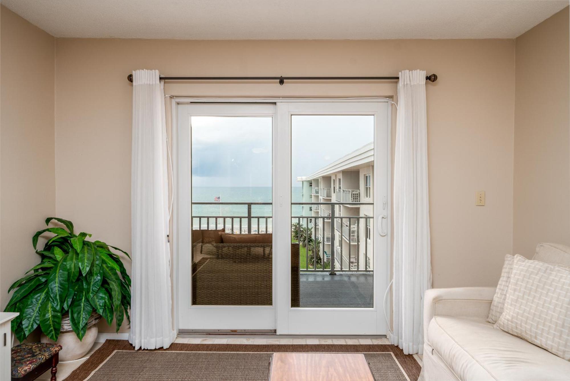 Fabulous Ocean And Pool Views From Balcony & Located On No-drive Holiday home *