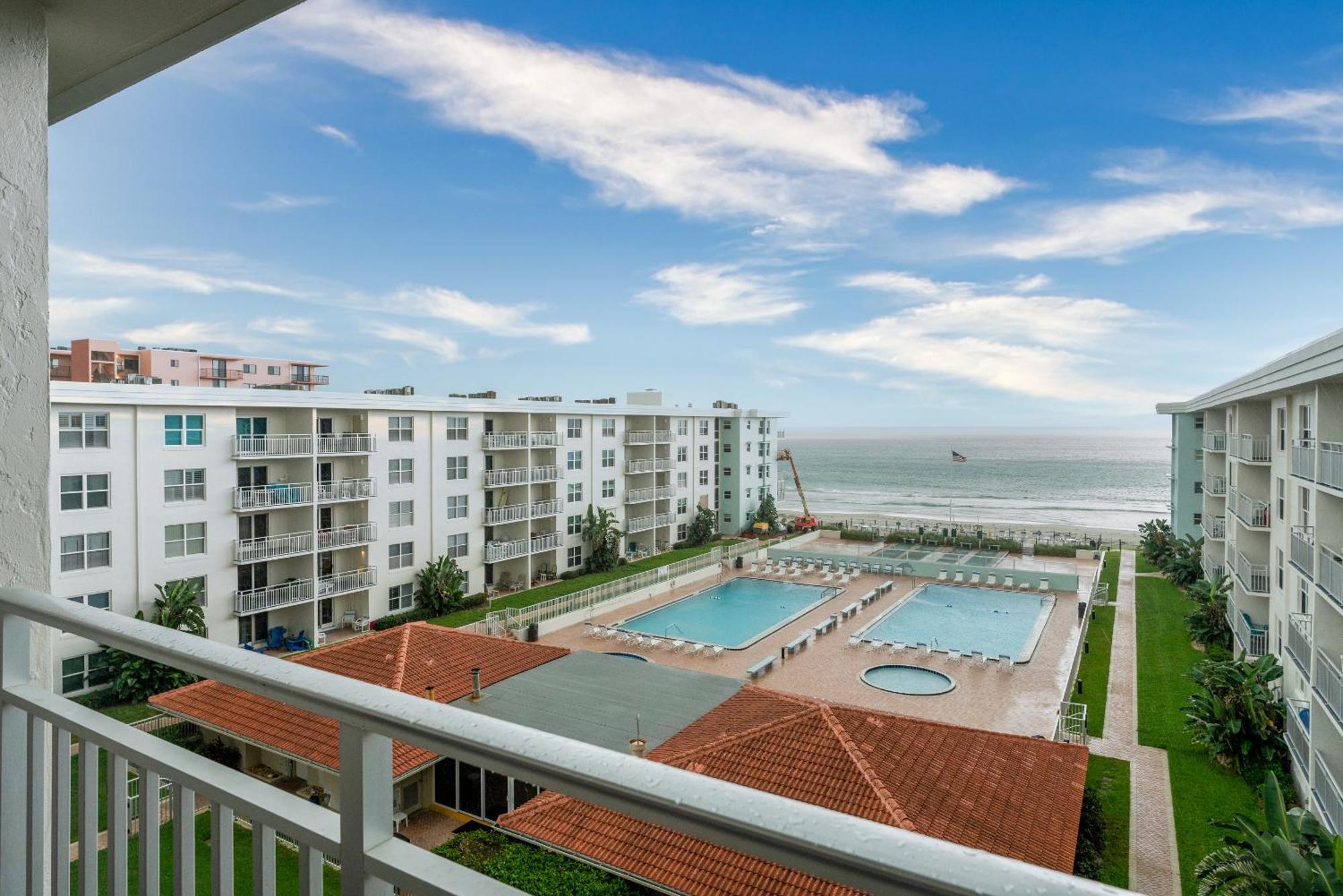 Holiday home Fabulous Ocean And Pool Views From Balcony & Located On No-drive *