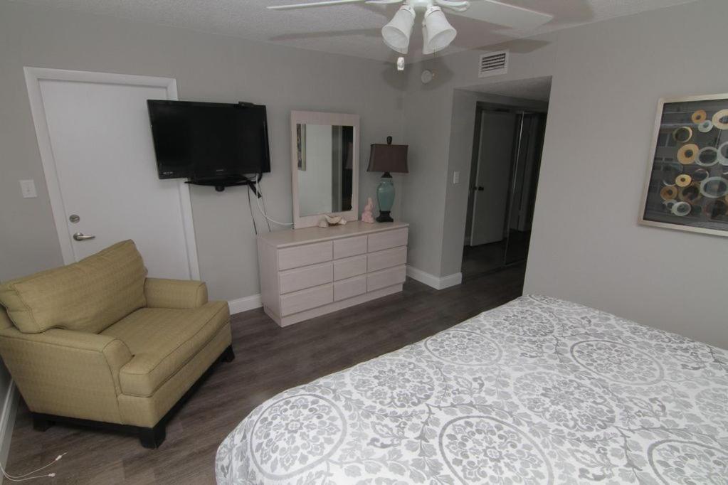 Visit Floor Located On The No-drive With 2 Complex Pools!