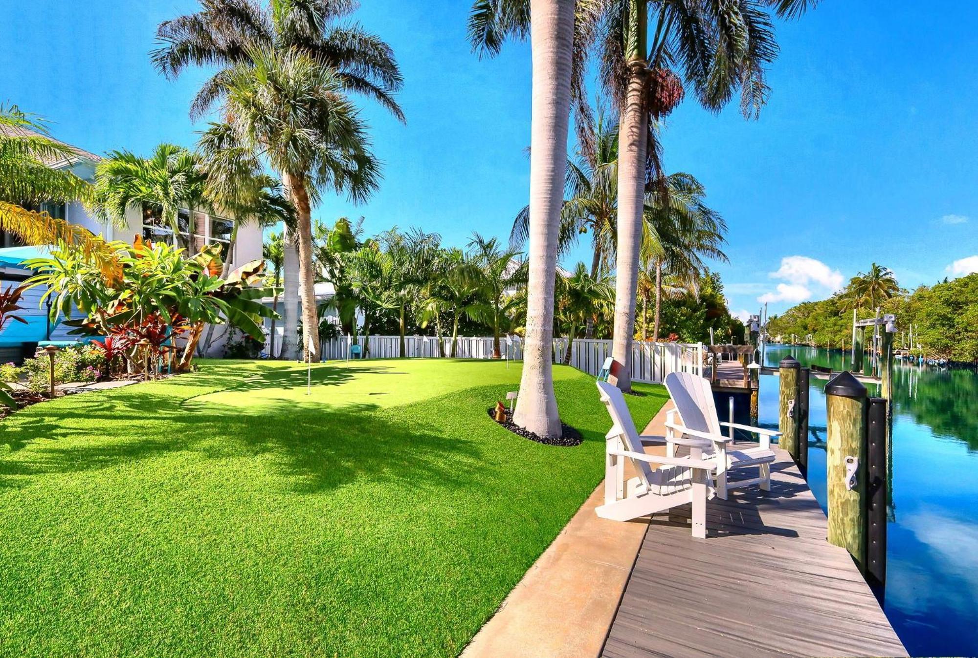Bikinis And Martinis Waterfront Canal Holiday home *