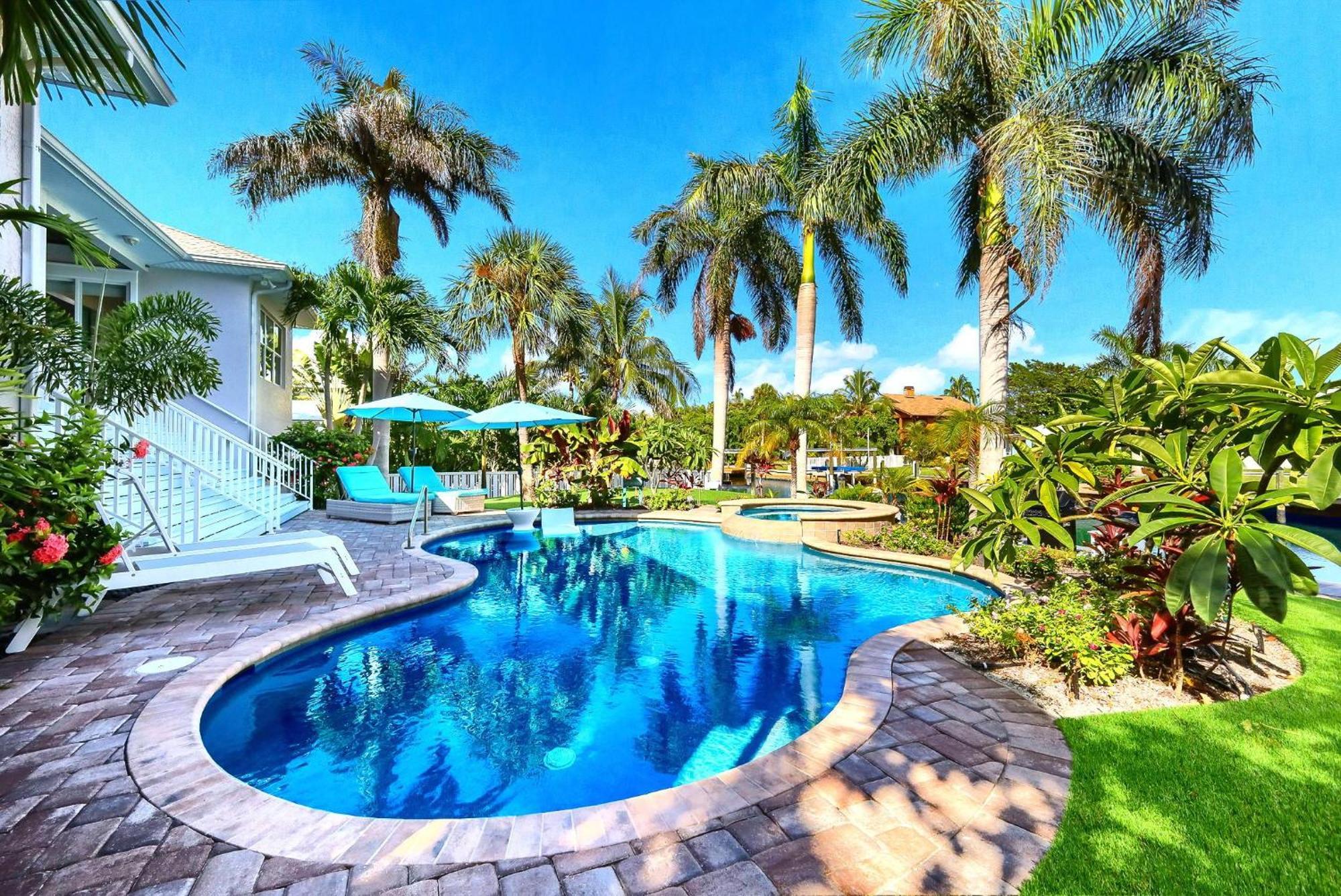 Bikinis And Martinis Waterfront Canal Holiday home Anna Maria