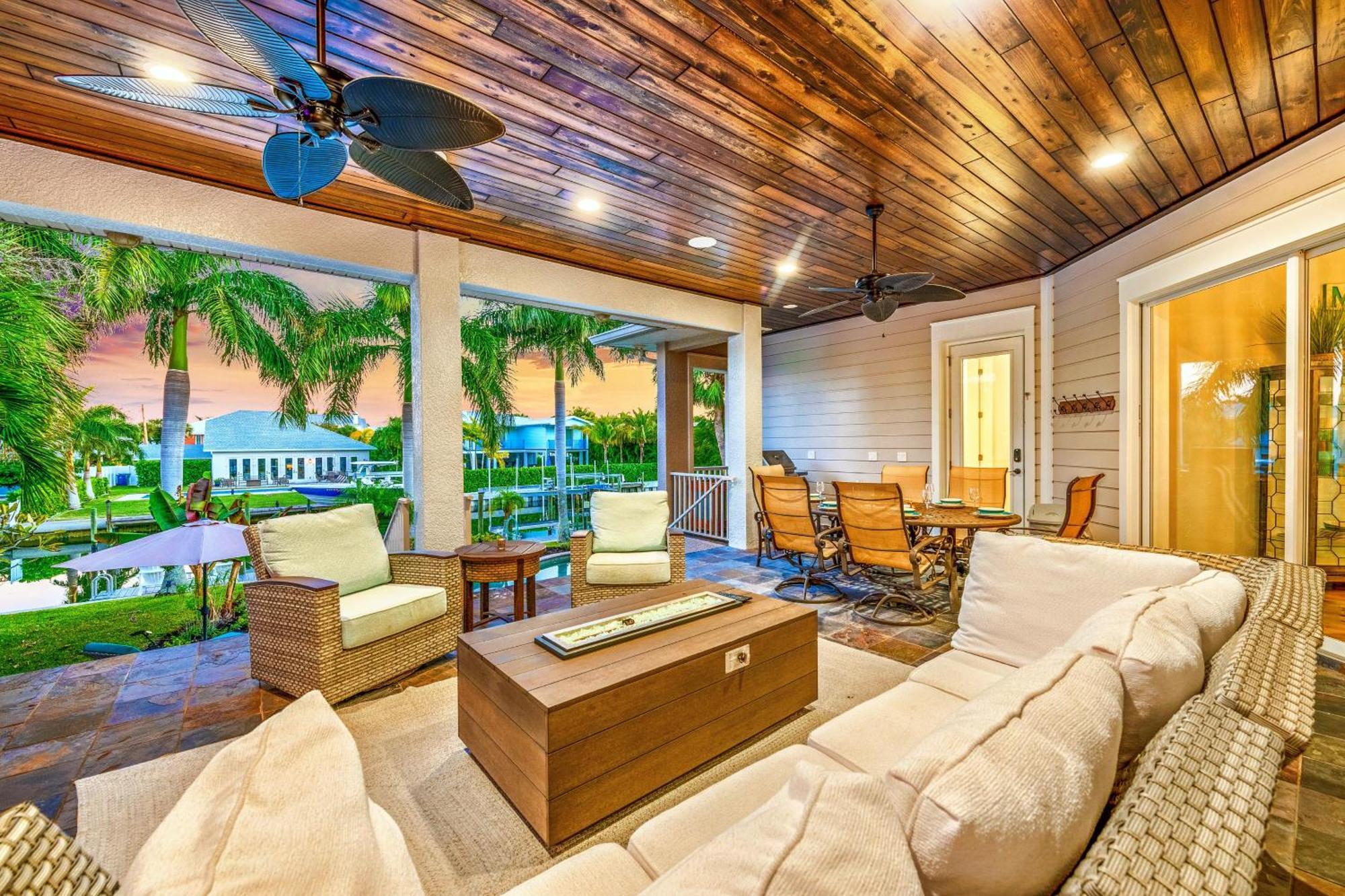 Bikinis And Martinis Waterfront Canal Holiday home *