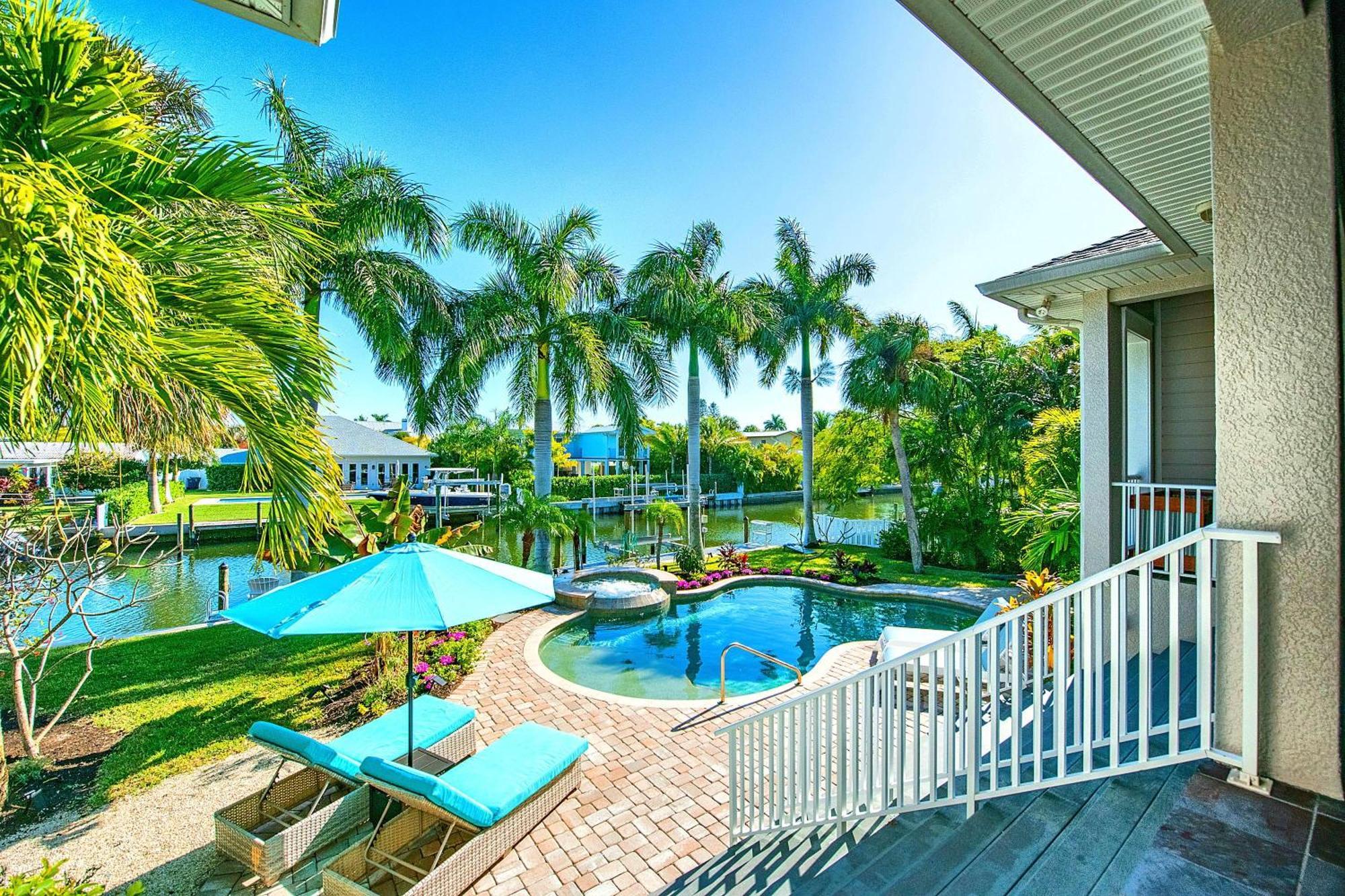 Bikinis And Martinis Waterfront Canal Holiday home