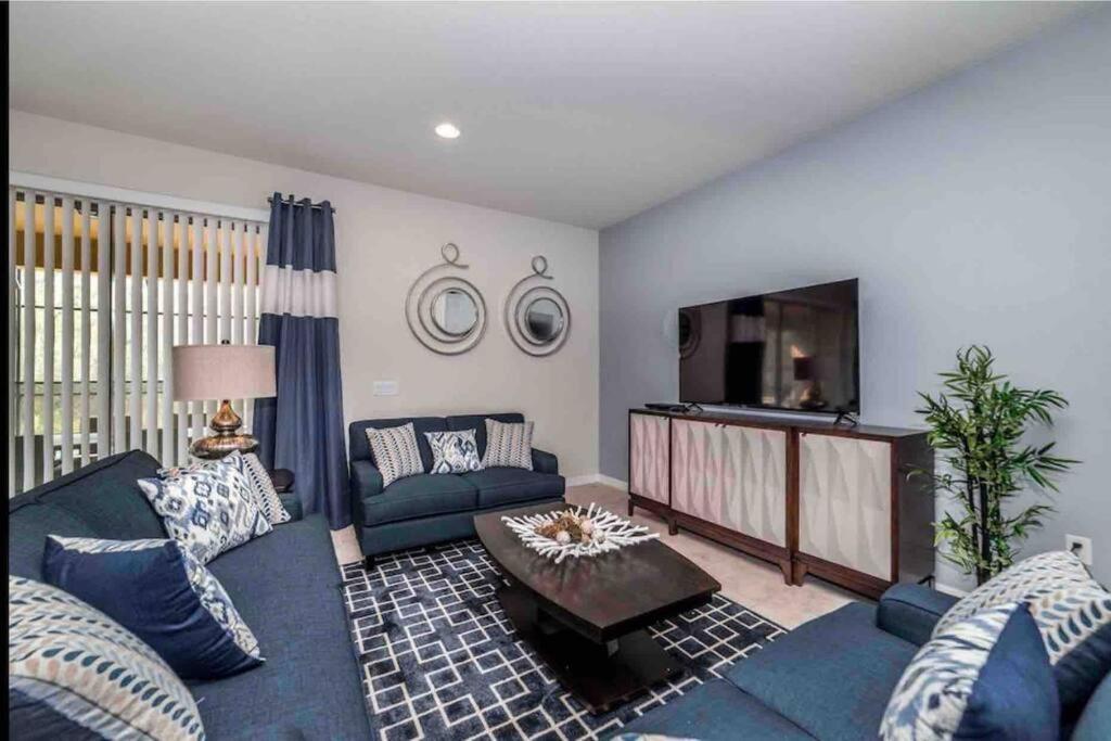 Luxury 9br/6ba/theater/pool/spa/smart Tv