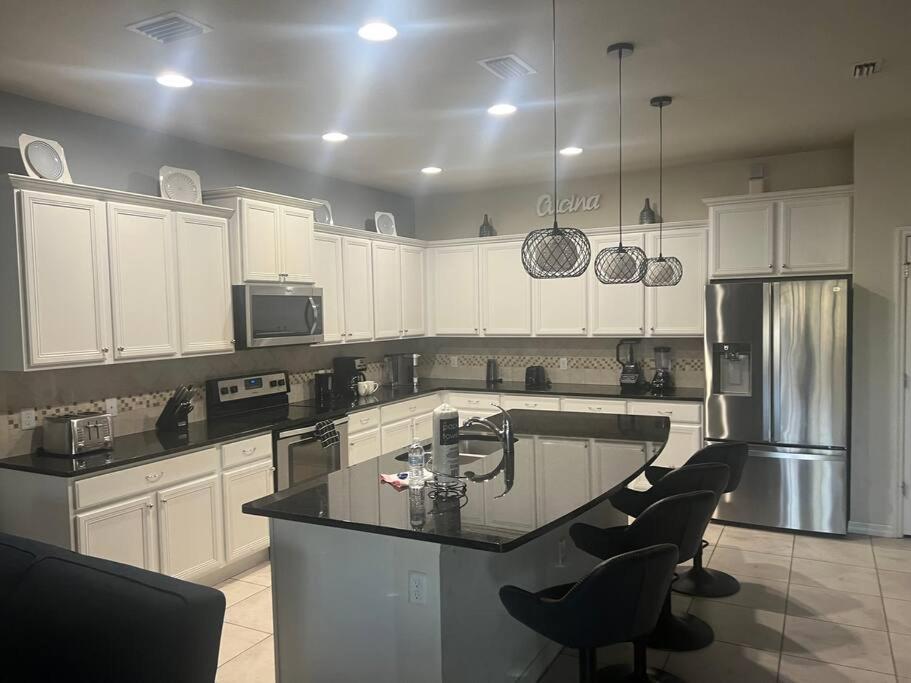 Luxury 9br/6ba/theater/pool/spa/smart Tv Villa Kissimmee