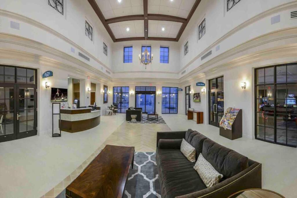 Luxury 9br/6ba/theater/pool/spa/smart Tv Kissimmee