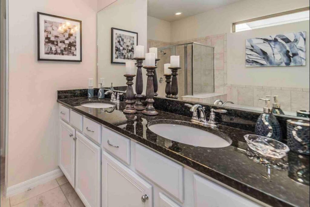 Luxury 9br/6ba/theater/pool/spa/smart Tv