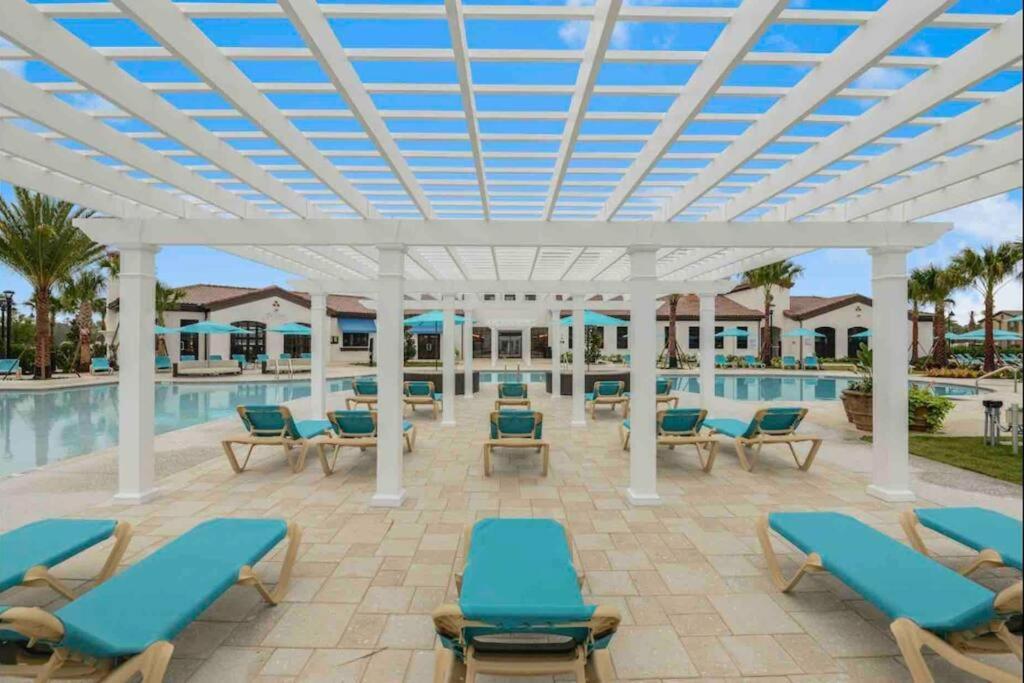 Luxury 9br/6ba/theater/pool/spa/smart Tv