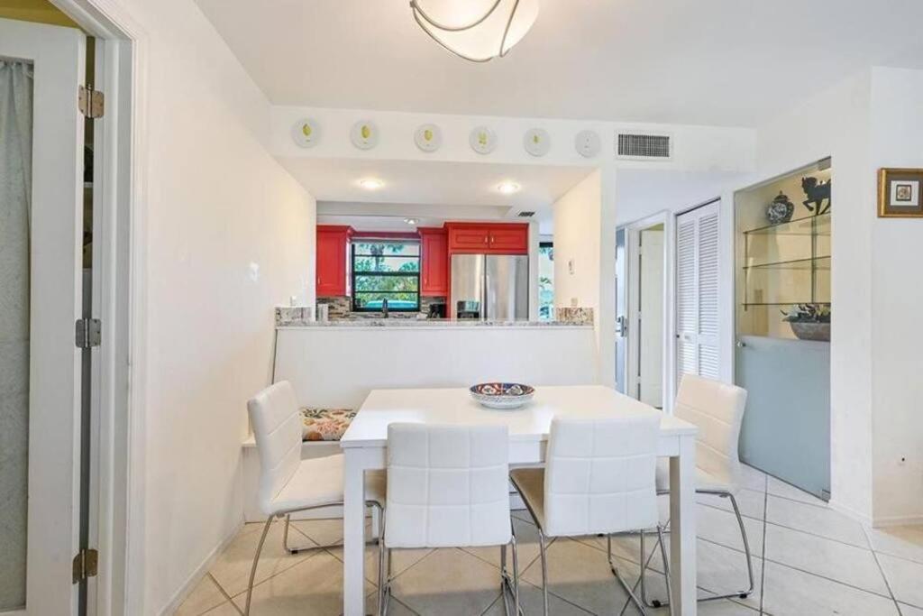 Park Shore Beautiful Deluxe 2 Bed 2bath Apartment Naples