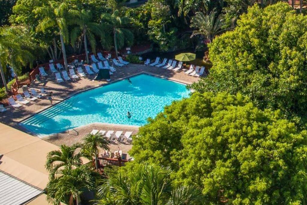 Park Shore Beautiful Deluxe 2 Bed 2bath