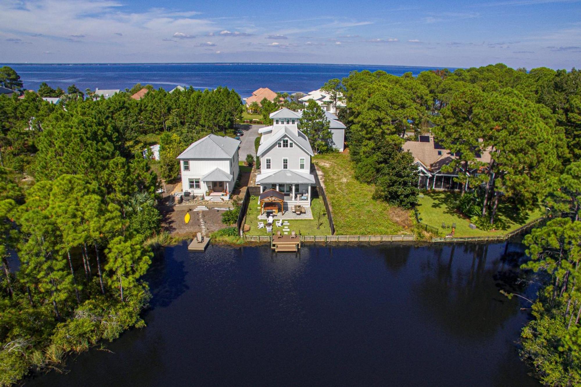 Holiday home Edgewater By Avantstay Gorgeous Character Lakefront W Private Dock