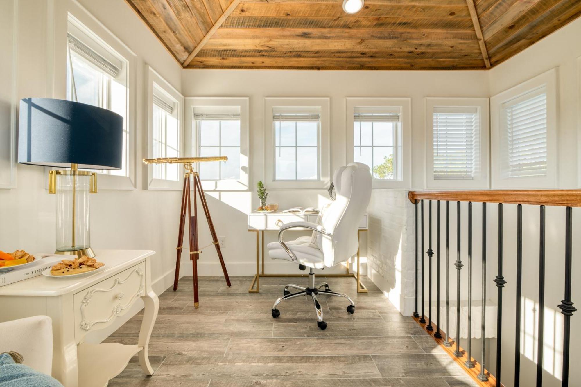 Edgewater By Avantstay Gorgeous Character Lakefront W Private Dock Destin