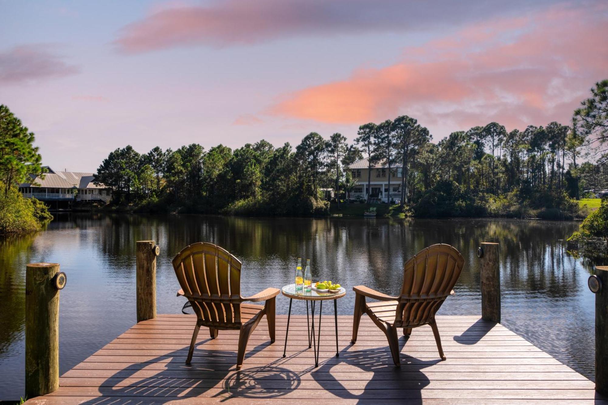 Holiday home Edgewater By Avantstay Gorgeous Character Lakefront W Private Dock