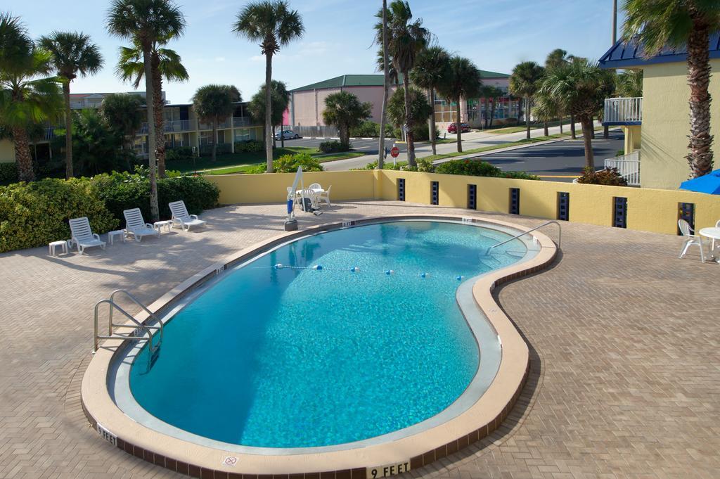 Days By Wyndham Cocoa Port Canaveral Motel