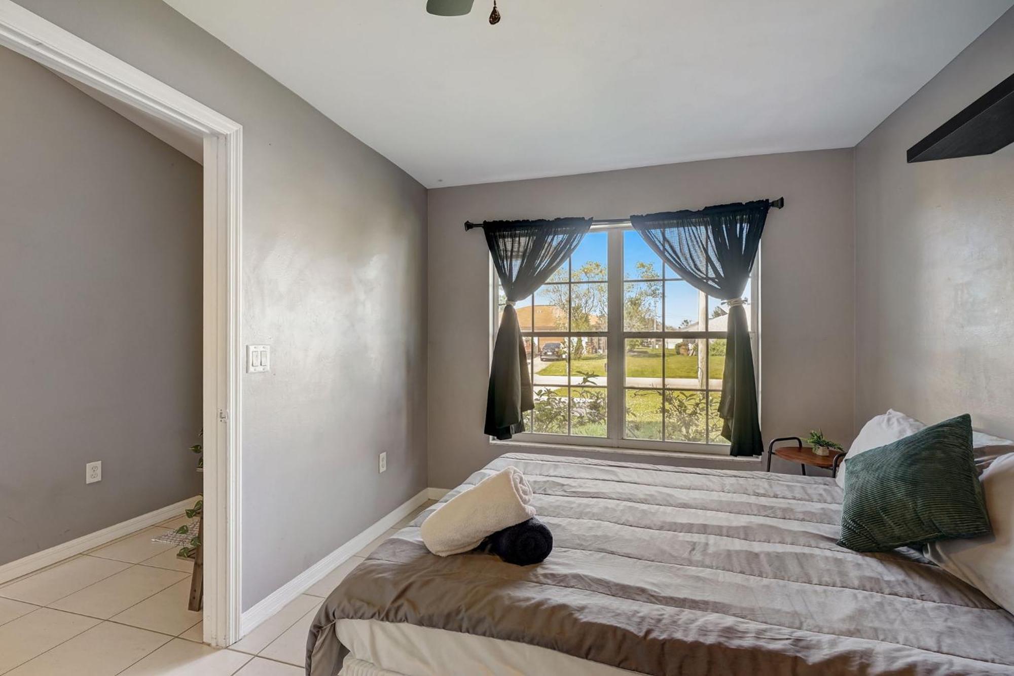 Peaceful 3 Bed Waterfront * Cape Coral