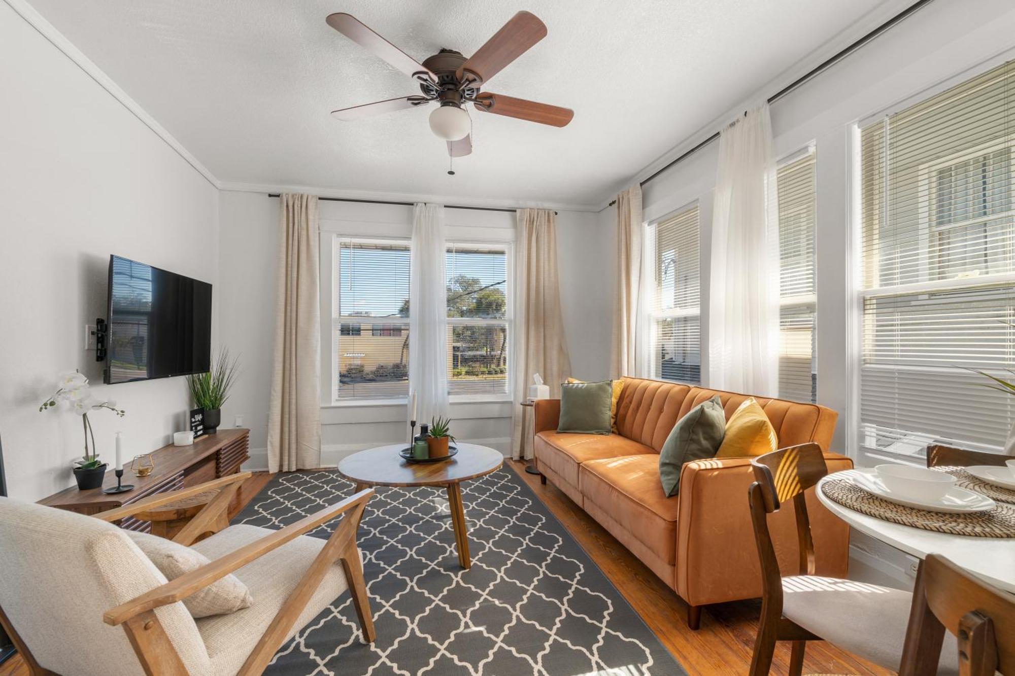 1 Min Away From Bayshore, Sleeps 7 *