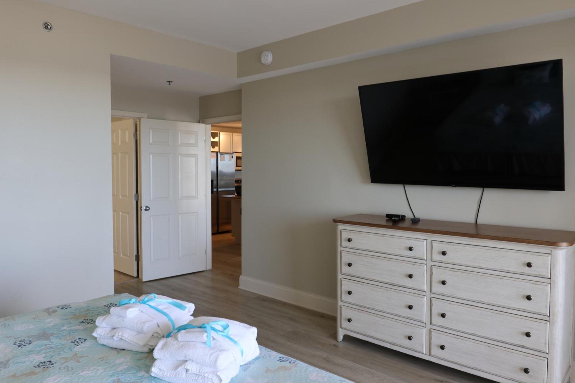Laketown Wharf 1233 Luxury Apartment