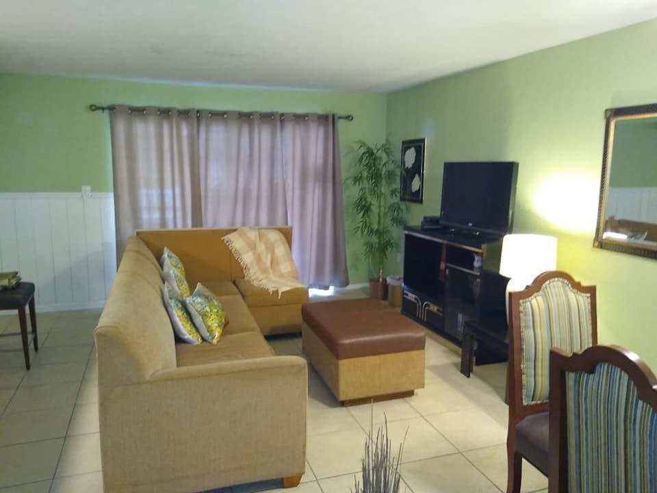 Holiday home Affordable Two Bedroom Tropical - Private Beach, Pools, Hot Tub St. Petersburg
