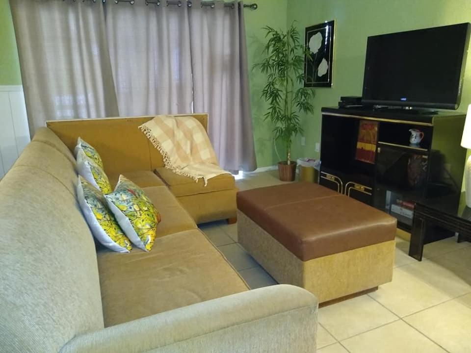 Affordable Two Bedroom Tropical - Private Beach, Pools, Hot Tub St. Petersburg