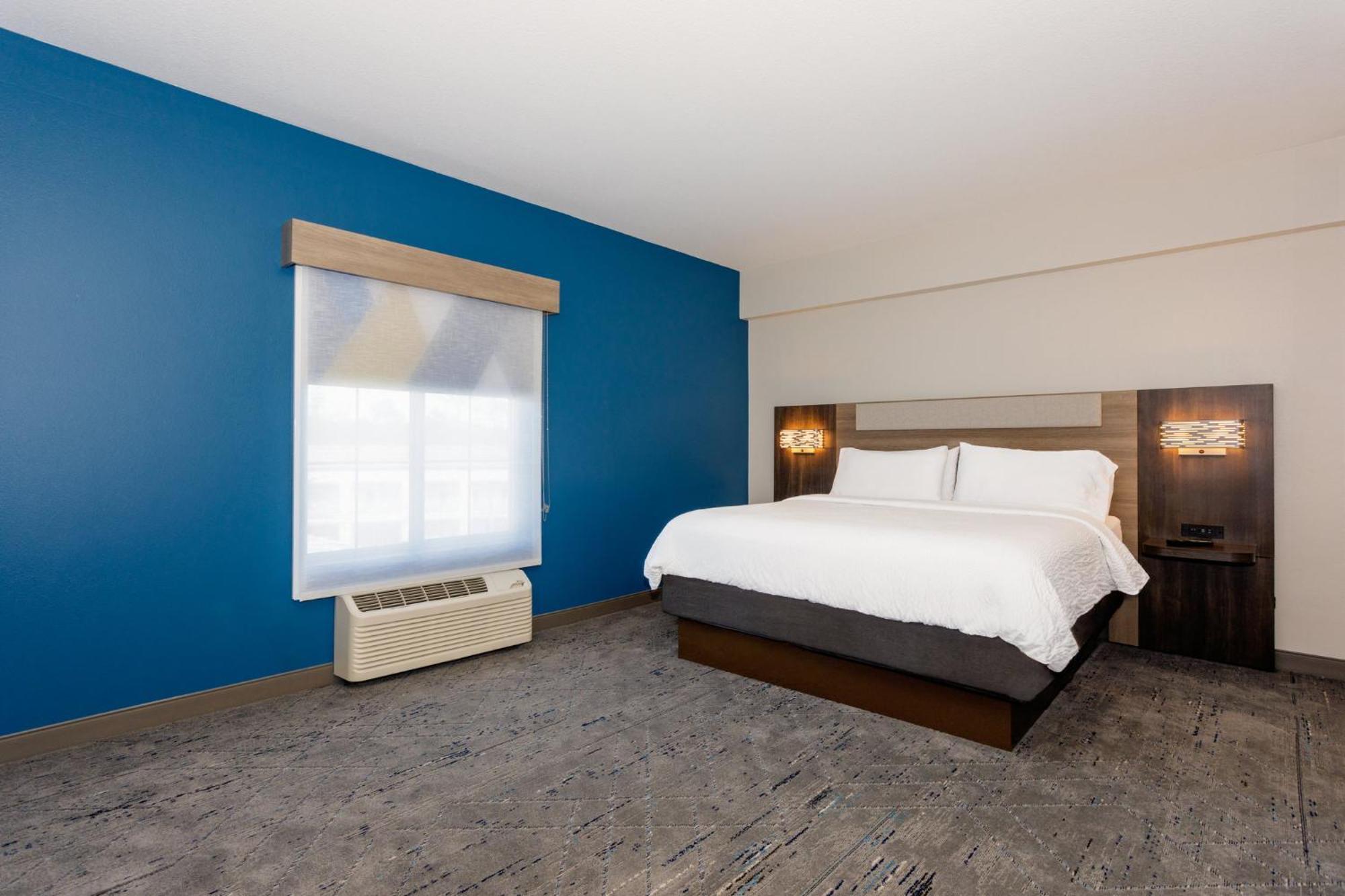 Express North Telecom Park By Ihg Hotel 2*