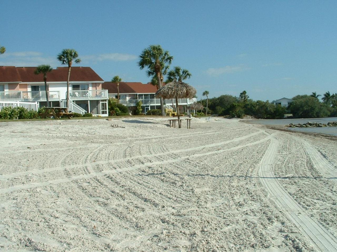Affordable Two Bedroom Tropical - Private Beach, Pools, Hot Tub Holiday home