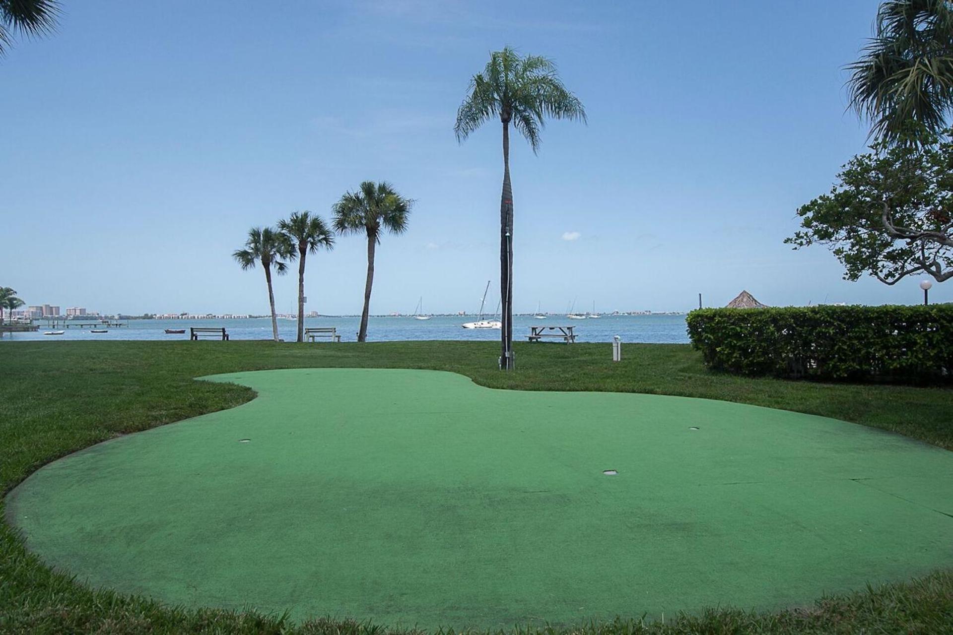 Affordable Two Bedroom Tropical - Private Beach, Pools, Hot Tub St. Petersburg