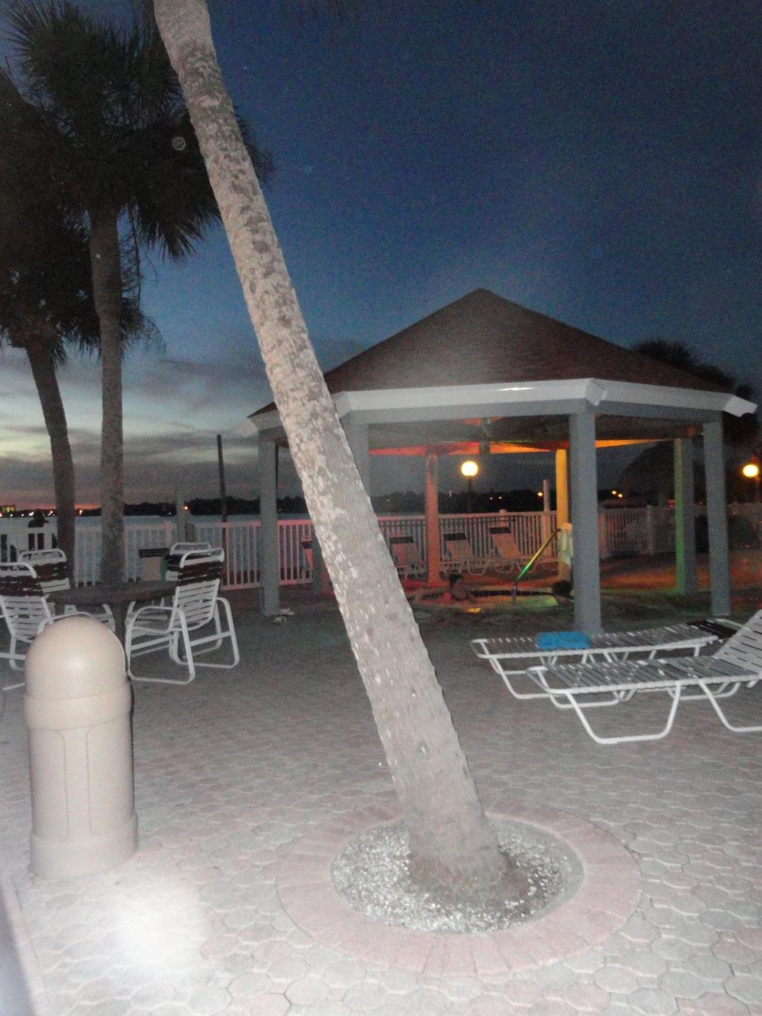 Affordable Two Bedroom Tropical - Private Beach, Pools, Hot Tub Holiday home St. Petersburg