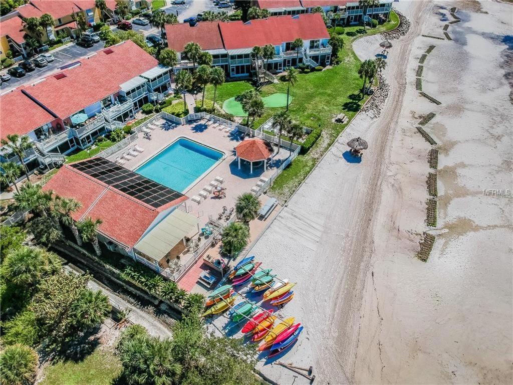 Affordable Two Bedroom Tropical - Private Beach, Pools, Hot Tub St. Petersburg
