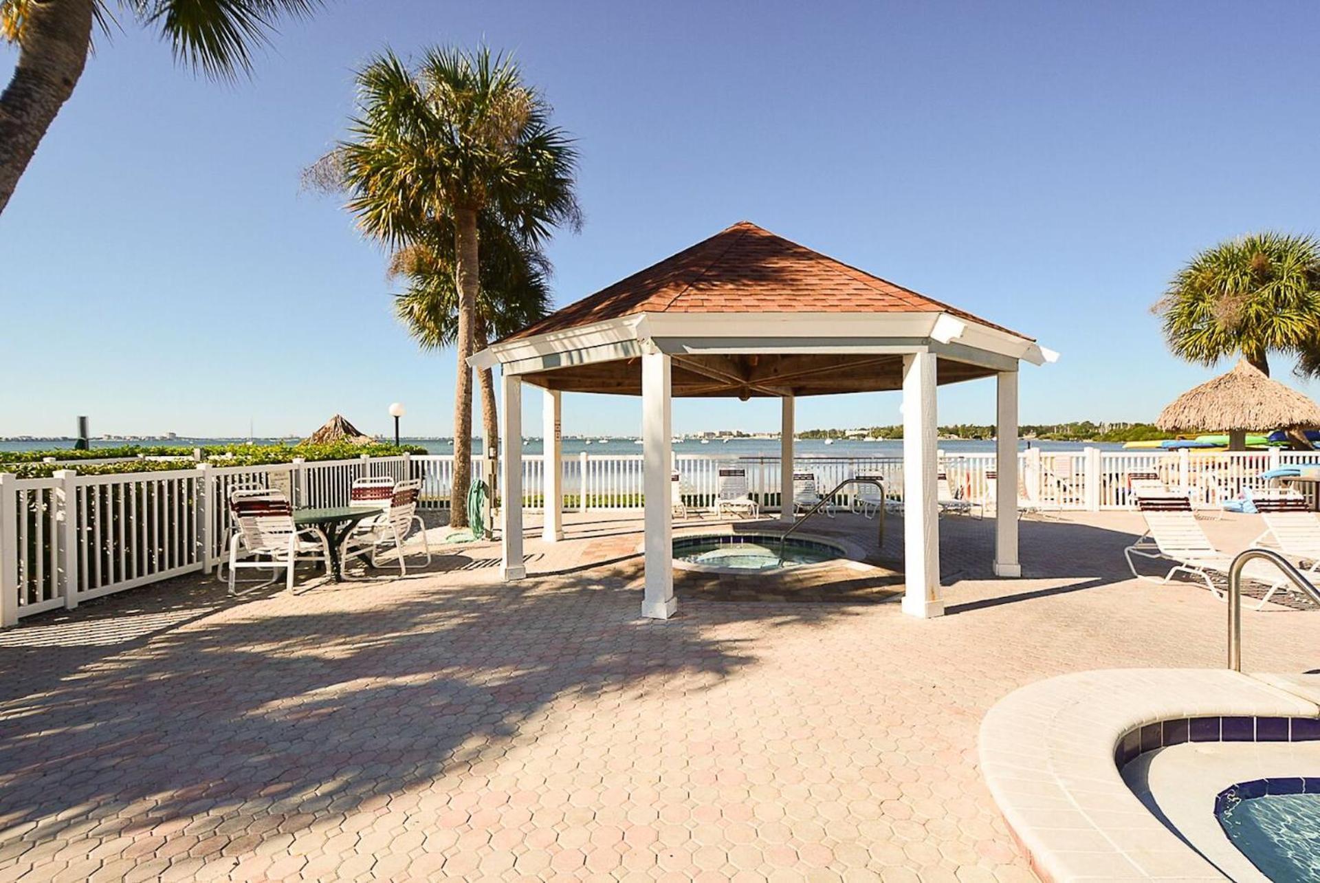 Holiday home Affordable Two Bedroom Tropical - Private Beach, Pools, Hot Tub St. Petersburg