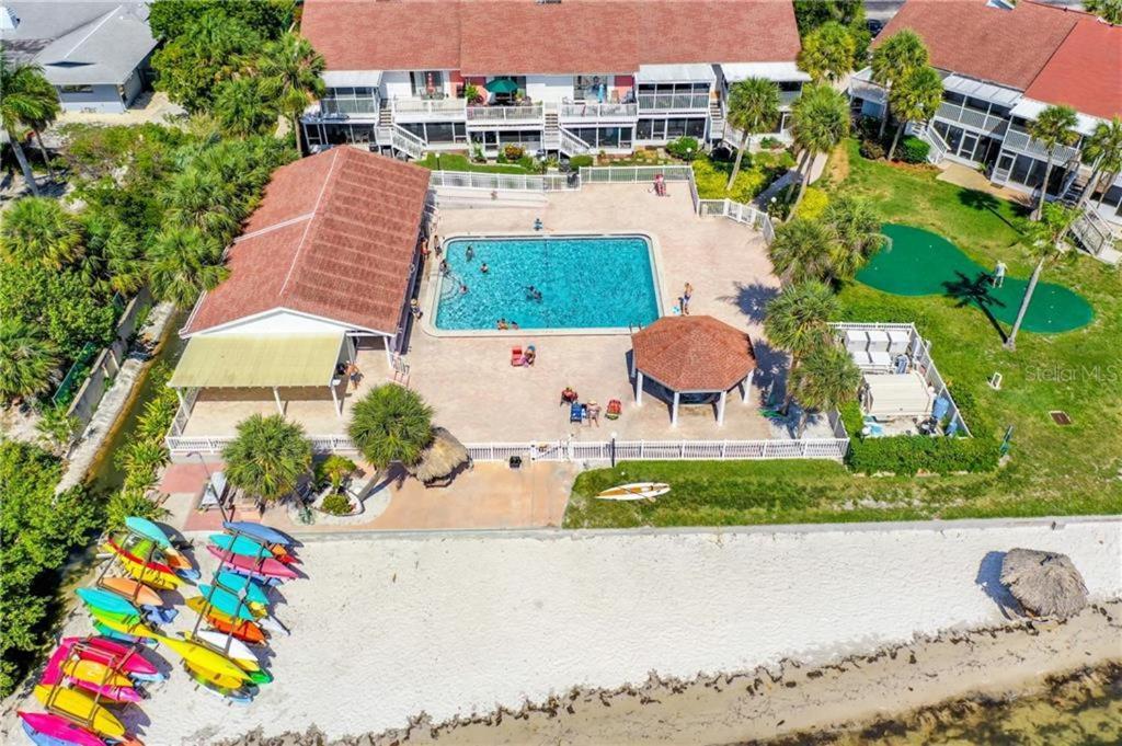Holiday home Affordable Two Bedroom Tropical - Private Beach, Pools, Hot Tub *