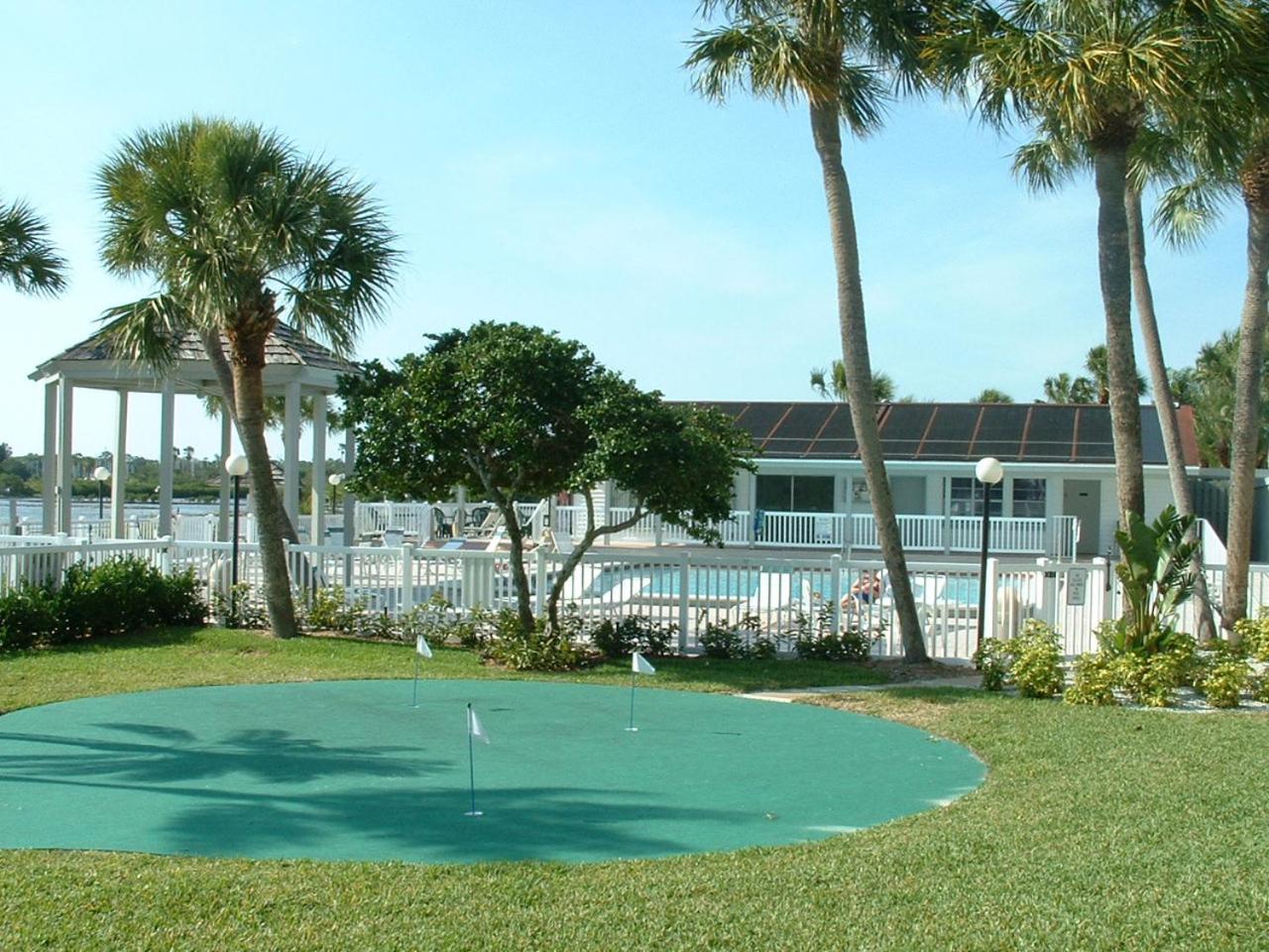 Affordable Two Bedroom Tropical - Private Beach, Pools, Hot Tub *