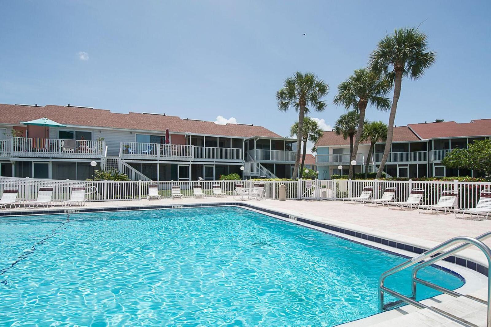 Affordable Two Bedroom Tropical - Private Beach, Pools, Hot Tub Holiday home *