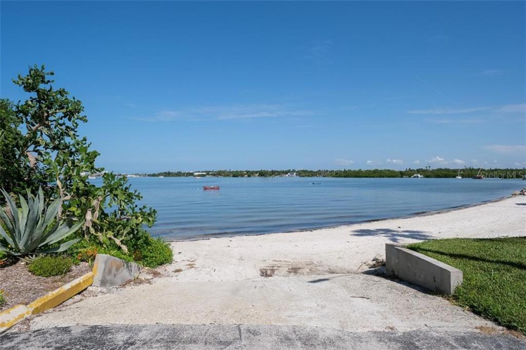 Holiday home Affordable Two Bedroom Tropical - Private Beach, Pools, Hot Tub St. Petersburg