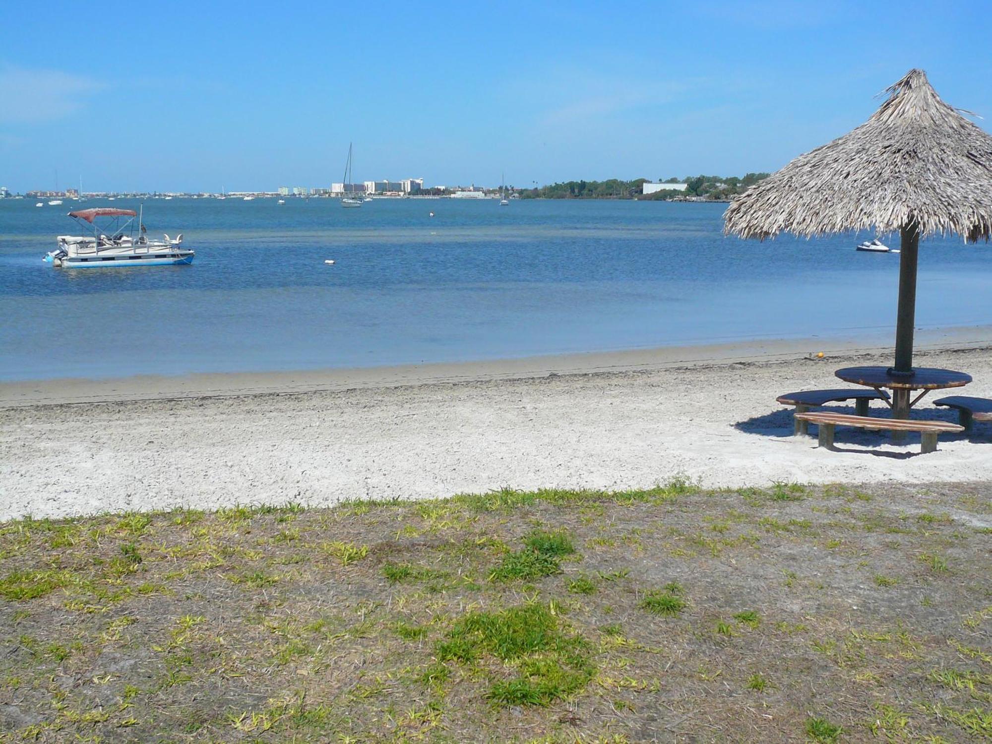 Affordable Two Bedroom Tropical - Private Beach, Pools, Hot Tub Holiday home *