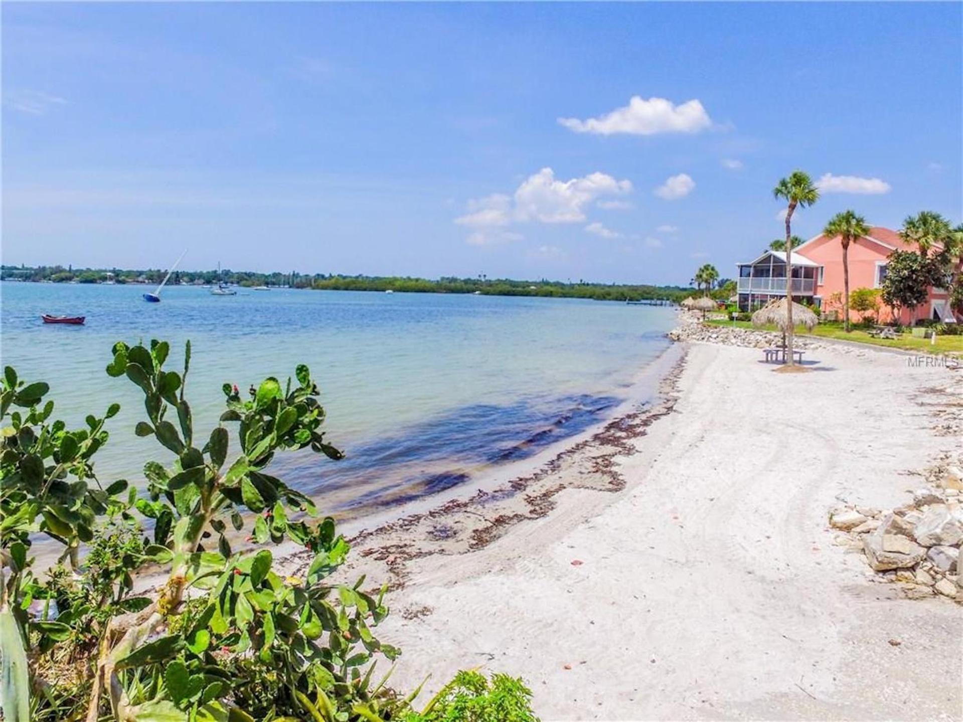 Holiday home Affordable Two Bedroom Tropical - Private Beach, Pools, Hot Tub St. Petersburg