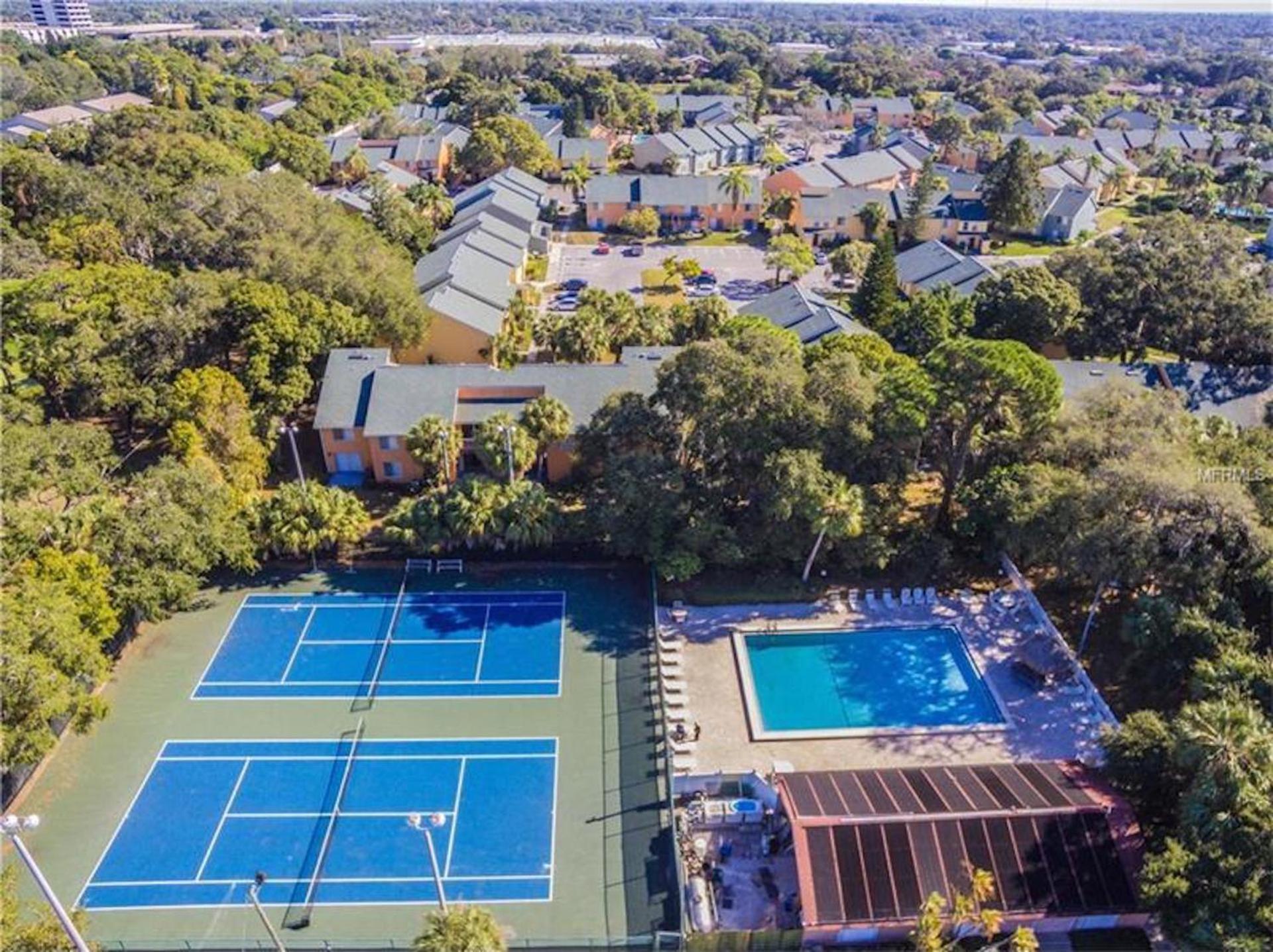 Affordable Two Bedroom Tropical - Private Beach, Pools, Hot Tub * St. Petersburg