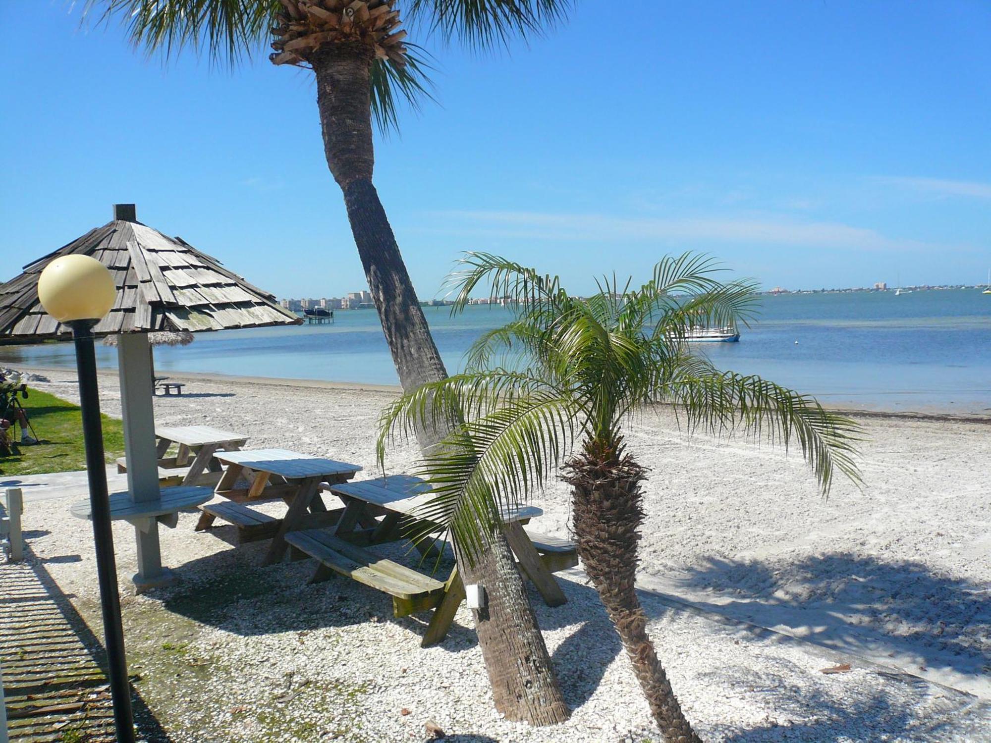Affordable Two Bedroom Tropical - Private Beach, Pools, Hot Tub Holiday home St. Petersburg