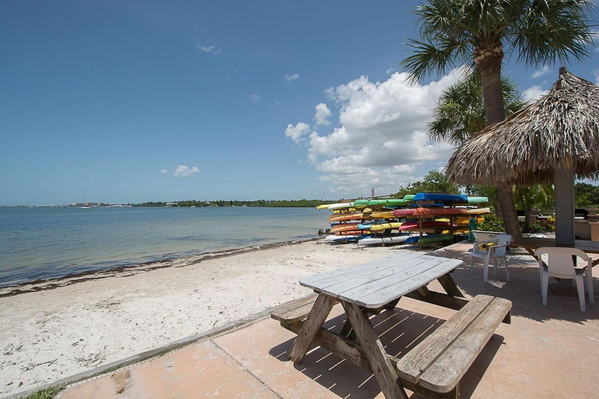Affordable Two Bedroom Tropical - Private Beach, Pools, Hot Tub Holiday home St. Petersburg