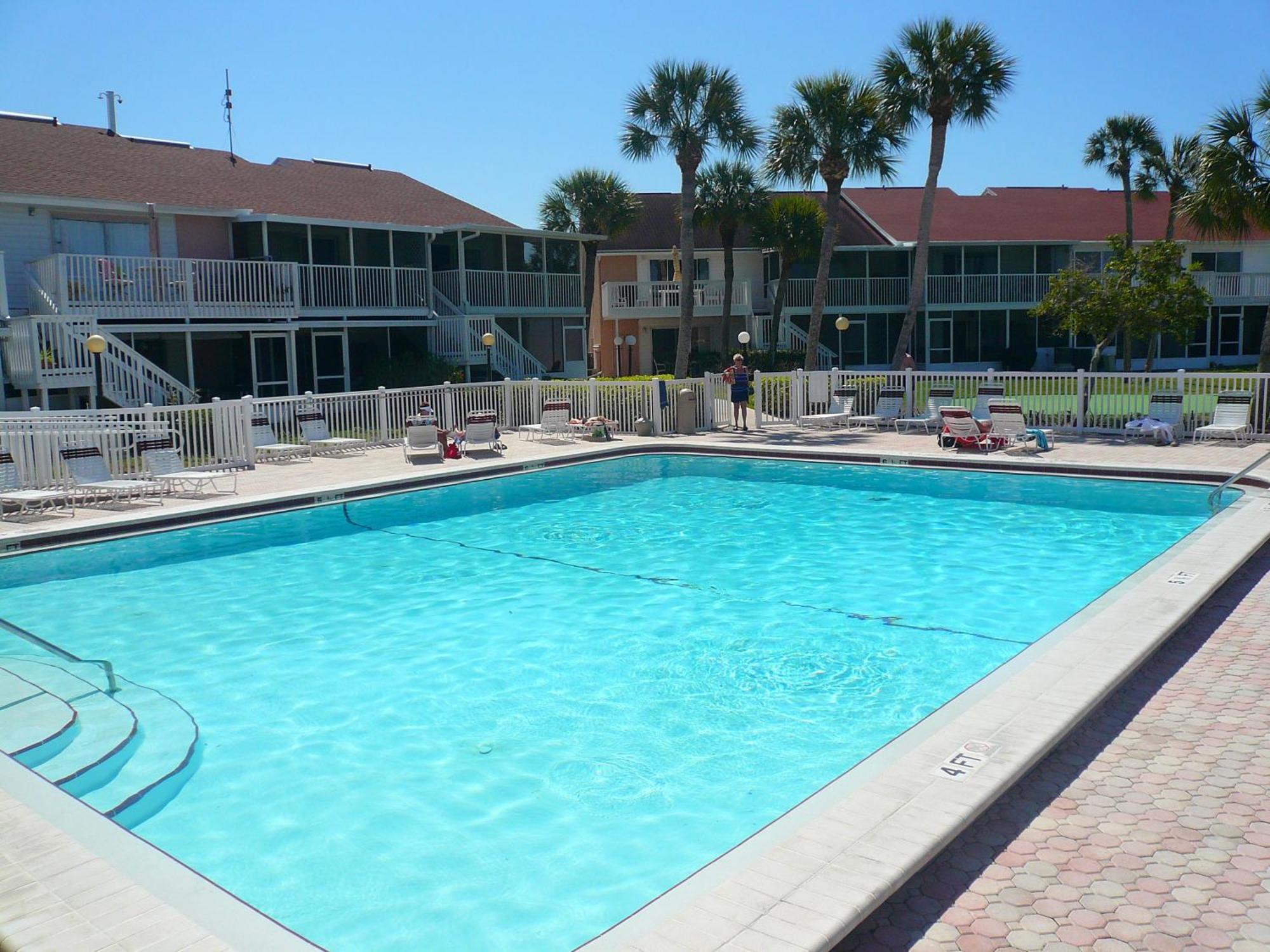 Affordable Two Bedroom Tropical - Private Beach, Pools, Hot Tub Holiday home
