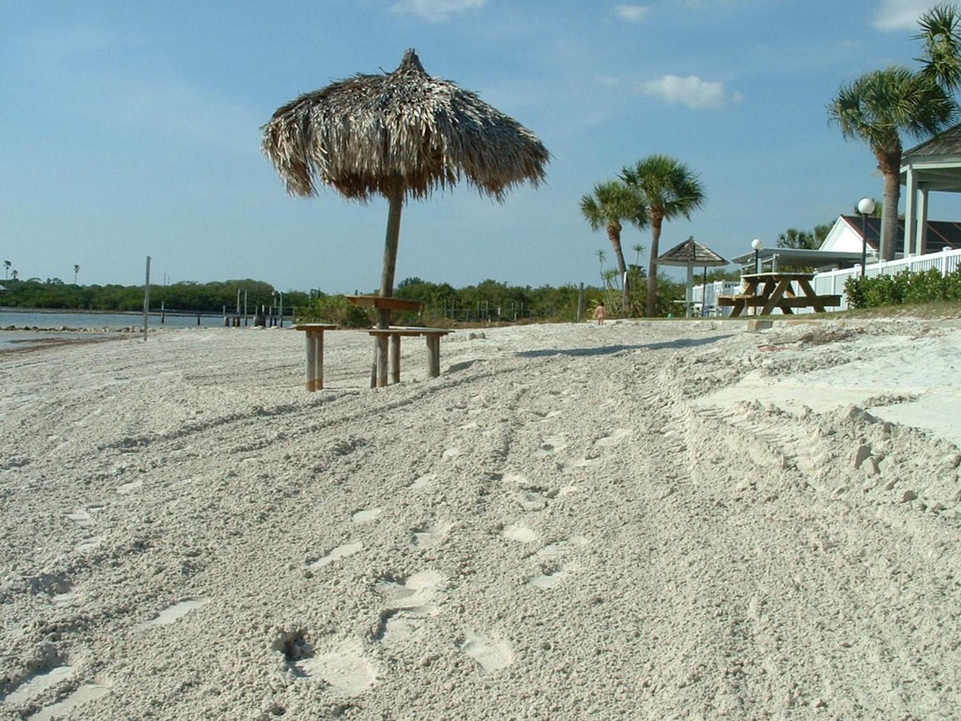 Affordable Two Bedroom Tropical - Private Beach, Pools, Hot Tub